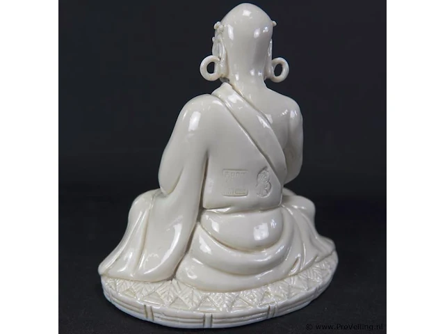 Dehua blanc de chine luoha in kleermakerszit met oorringen met blindstempel op ovale voet met stressbal in de hand 19/20e eeuw - afbeelding 3 van  5