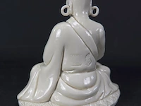 Dehua blanc de chine luoha in kleermakerszit met oorringen met blindstempel op ovale voet met stressbal in de hand 19/20e eeuw - afbeelding 3 van  5