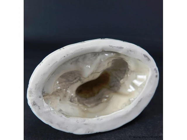 Dehua blanc de chine luoha in kleermakerszit met oorringen met blindstempel op ovale voet met stressbal in de hand 19/20e eeuw - afbeelding 4 van  5