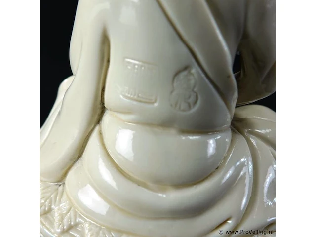 Dehua blanc de chine luoha in kleermakerszit met oorringen met blindstempel op ovale voet met stressbal in de hand 19/20e eeuw - afbeelding 5 van  5