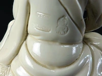 Dehua blanc de chine luoha in kleermakerszit met oorringen met blindstempel op ovale voet met stressbal in de hand 19/20e eeuw - afbeelding 5 van  5
