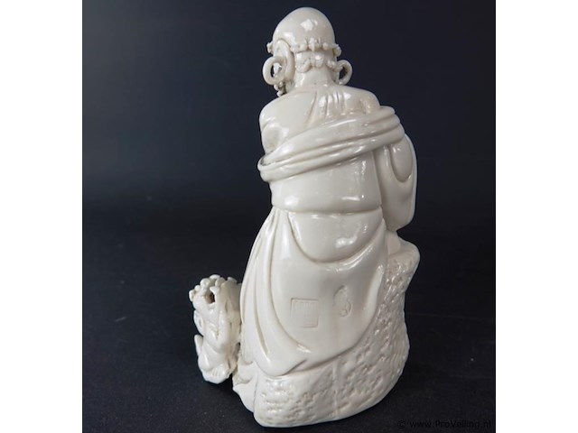 Dehua figurine bezig met dressuur fu dog zittend op een rots, blanc de chine 19/20e eeuw met blindmerk - afbeelding 3 van  5