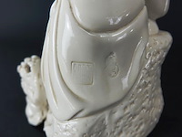Dehua figurine bezig met dressuur fu dog zittend op een rots, blanc de chine 19/20e eeuw met blindmerk - afbeelding 4 van  5
