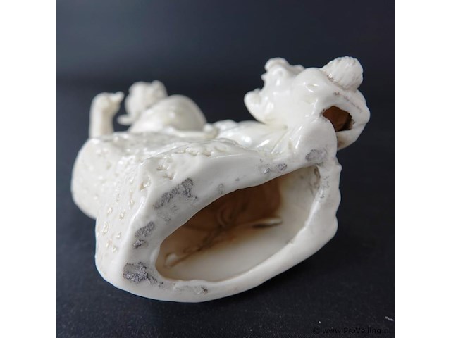 Dehua figurine bezig met dressuur fu dog zittend op een rots, blanc de chine 19/20e eeuw met blindmerk - afbeelding 5 van  5