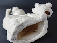 Dehua figurine bezig met dressuur fu dog zittend op een rots, blanc de chine 19/20e eeuw met blindmerk - afbeelding 5 van  5