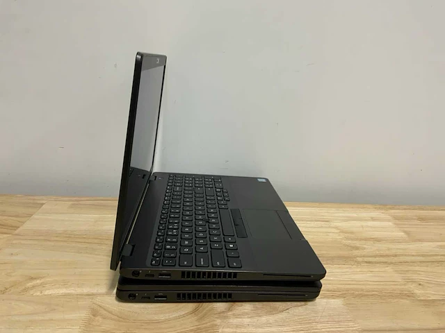 Dell latitude 5500(i7) laptop (2x) - afbeelding 3 van  8