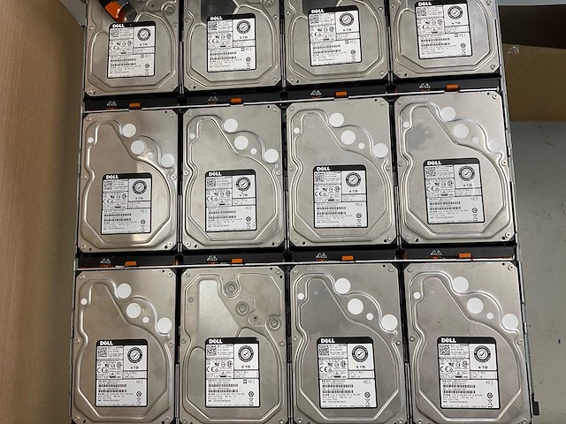 Dell (md3460/e08j) 16x 4 tb sas(mg03sca400) - 8x 3 tb sas(st3000nm0023) - 9x 4 tb sas(mg04sca40eny) - 1x 4 tb sas(st4000nm0295) - 8x 4 tb sas(mg04sca40en) - 17x 6 tb sas(mg04sca60ee) - 1x 4 tb sas(st4000nm0025) disk array enclosure - afbeelding 2 van  20