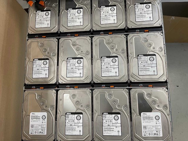 Dell (md3460/e08j) 16x 4 tb sas(mg03sca400) - 8x 3 tb sas(st3000nm0023) - 9x 4 tb sas(mg04sca40eny) - 1x 4 tb sas(st4000nm0295) - 8x 4 tb sas(mg04sca40en) - 17x 6 tb sas(mg04sca60ee) - 1x 4 tb sas(st4000nm0025) disk array enclosure - afbeelding 3 van  20