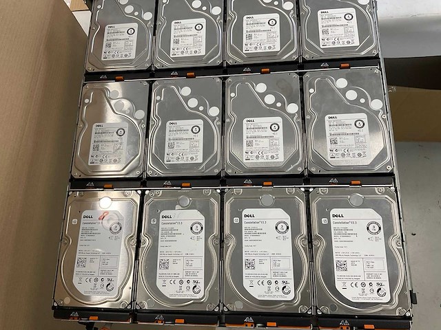 Dell (md3460/e08j) 16x 4 tb sas(mg03sca400) - 8x 3 tb sas(st3000nm0023) - 9x 4 tb sas(mg04sca40eny) - 1x 4 tb sas(st4000nm0295) - 8x 4 tb sas(mg04sca40en) - 17x 6 tb sas(mg04sca60ee) - 1x 4 tb sas(st4000nm0025) disk array enclosure - afbeelding 4 van  20
