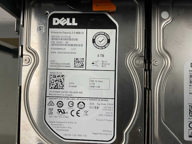 Dell (md3460/e08j) 16x 4 tb sas(mg03sca400) - 8x 3 tb sas(st3000nm0023) - 9x 4 tb sas(mg04sca40eny) - 1x 4 tb sas(st4000nm0295) - 8x 4 tb sas(mg04sca40en) - 17x 6 tb sas(mg04sca60ee) - 1x 4 tb sas(st4000nm0025) disk array enclosure - afbeelding 8 van  20