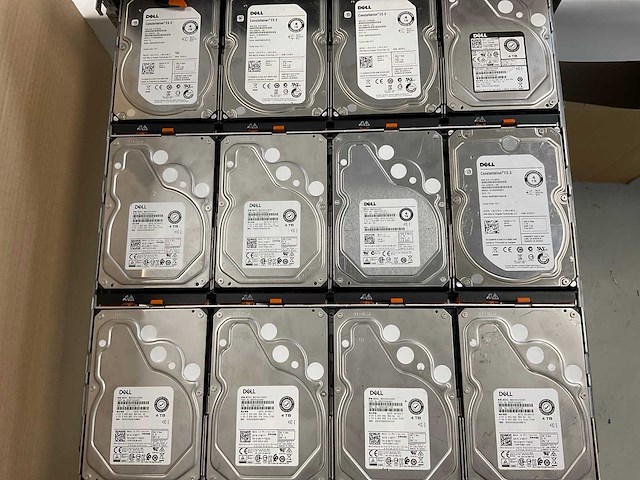 Dell (md3460/e08j) 16x 4 tb sas(mg03sca400) - 8x 3 tb sas(st3000nm0023) - 9x 4 tb sas(mg04sca40eny) - 1x 4 tb sas(st4000nm0295) - 8x 4 tb sas(mg04sca40en) - 17x 6 tb sas(mg04sca60ee) - 1x 4 tb sas(st4000nm0025) disk array enclosure - afbeelding 19 van  20