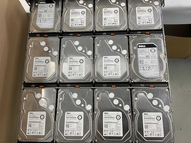 Dell (md3460/e08j) 16x 4 tb sas(mg03sca400) - 8x 3 tb sas(st3000nm0023) - 9x 4 tb sas(mg04sca40eny) - 1x 4 tb sas(st4000nm0295) - 8x 4 tb sas(mg04sca40en) - 17x 6 tb sas(mg04sca60ee) - 1x 4 tb sas(st4000nm0025) disk array enclosure - afbeelding 20 van  20