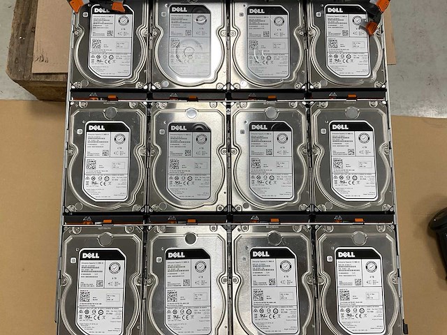 Dell (md3460/e08j) 39 x 4 tb sas(st4000nm0295) - 11x 4 tb sas(st4000nm0025) - 2x 4 tb sas(mg04sca40en) disk array enclosure - afbeelding 7 van  18