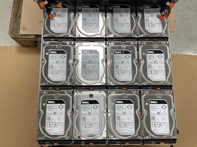 Dell (md3460/e08j) 39 x 4 tb sas(st4000nm0295) - 11x 4 tb sas(st4000nm0025) - 2x 4 tb sas(mg04sca40en) disk array enclosure - afbeelding 8 van  18