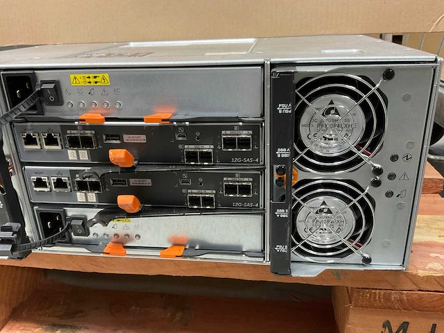Dell (md3460/e08j) 39 x 4 tb sas(st4000nm0295) - 11x 4 tb sas(st4000nm0025) - 2x 4 tb sas(mg04sca40en) disk array enclosure - afbeelding 16 van  18