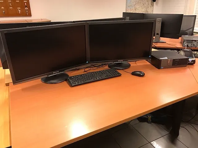 Dell optiplex 3020 desktop met 2 monitoren - afbeelding 1 van  6