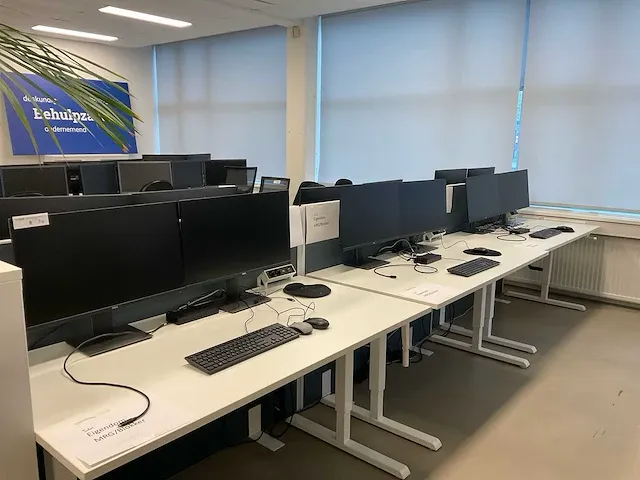 Dell p2719h 27” monitor met toetsenbord en muis (3x) - afbeelding 1 van  5