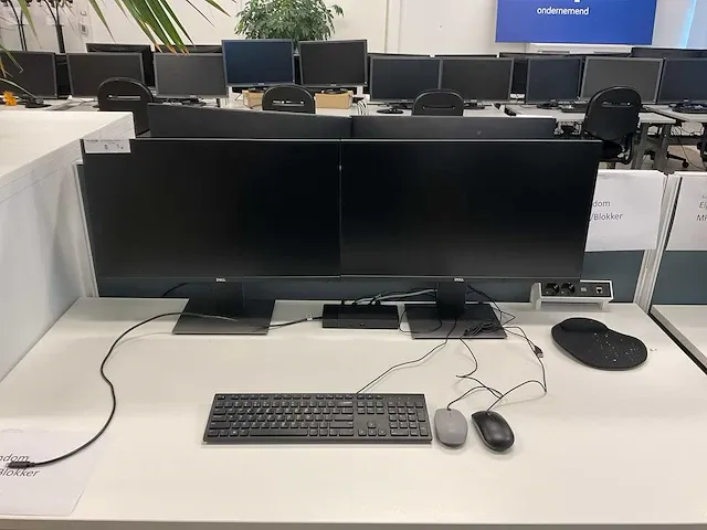 Dell p2719h 27” monitor met toetsenbord en muis (3x) - afbeelding 2 van  5
