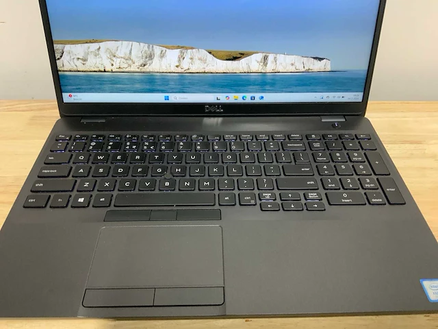 Dell precision 3541(xeon) laptop - afbeelding 2 van  7