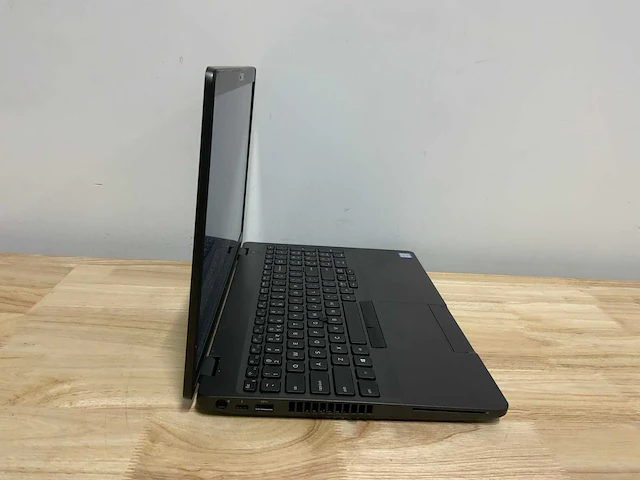 Dell precision 3541(xeon) laptop - afbeelding 4 van  7