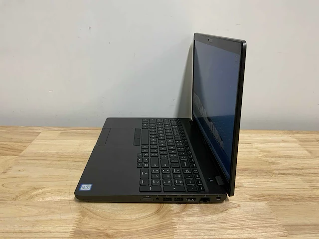 Dell precision 3541(xeon) laptop - afbeelding 5 van  9