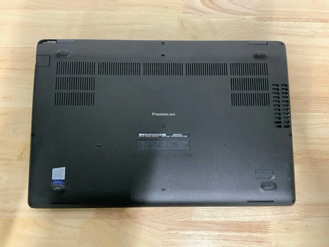 Dell precision 3541(xeon) laptop - afbeelding 8 van  9