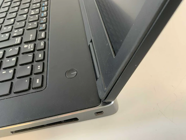 Dell precision 7730 18", core(tm) i7 8th gen, 64 gb ram, no hdd, nvidia quadro p5200 mobile 16 gb laptop - afbeelding 8 van  8