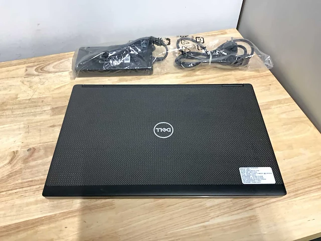 Dell precision 7730 (i7 gen8) laptop - afbeelding 8 van  11