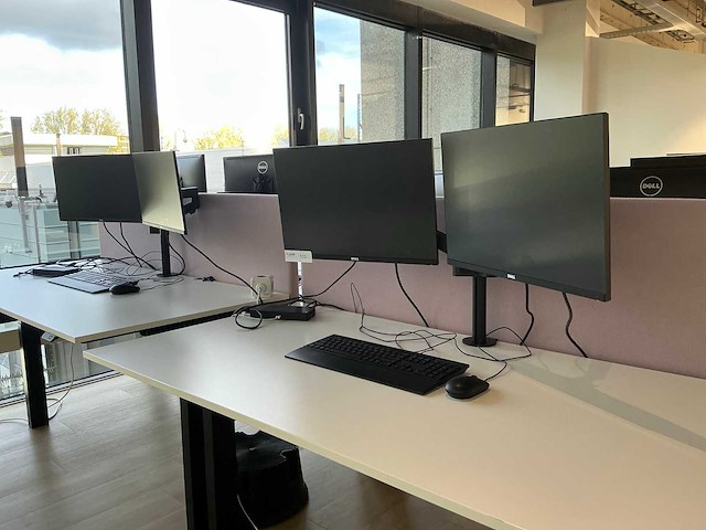 Dell u2415h / p2319h monitor met dockingstation (4x) - afbeelding 1 van  12