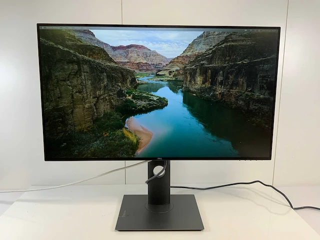Dell (u3219q) 32", 3840x2160 (uhd) ips monitor - afbeelding 1 van  6