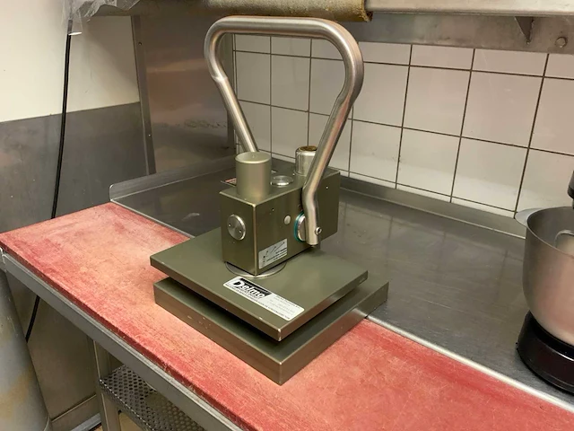 Delmo lr112 schnitzel persmachine - afbeelding 1 van  5
