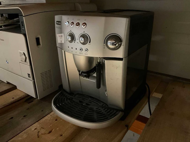 Delonghi magnifica koffiemachine - afbeelding 2 van  2