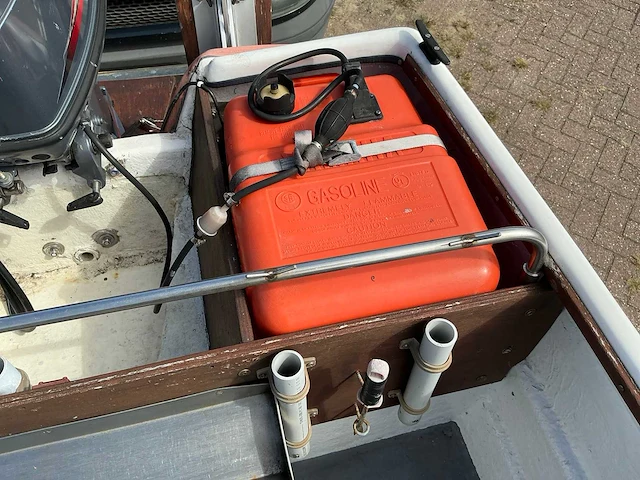 Delta 490 polyester consoleboot met buitenboordmotor - afbeelding 13 van  22