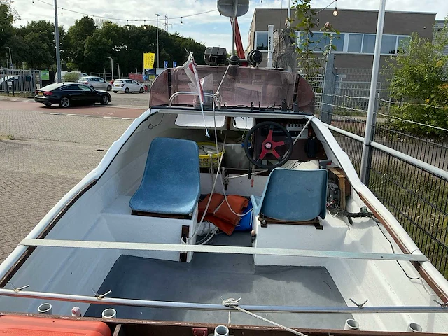 Delta 490 polyester consoleboot met buitenboordmotor - afbeelding 20 van  22