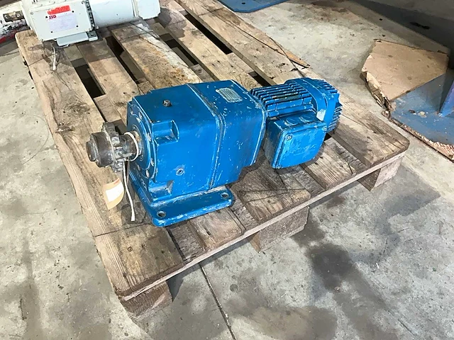 Demag d06 elektromotor met overbrenging - afbeelding 1 van  8