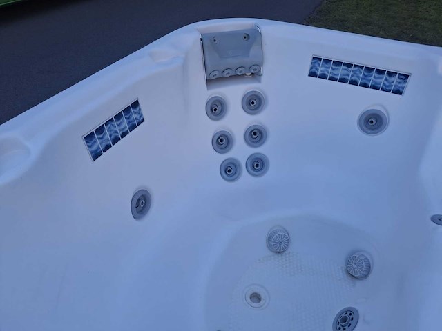 Demension one 5 persoons jacuzzi en buitenspa - afbeelding 7 van  25