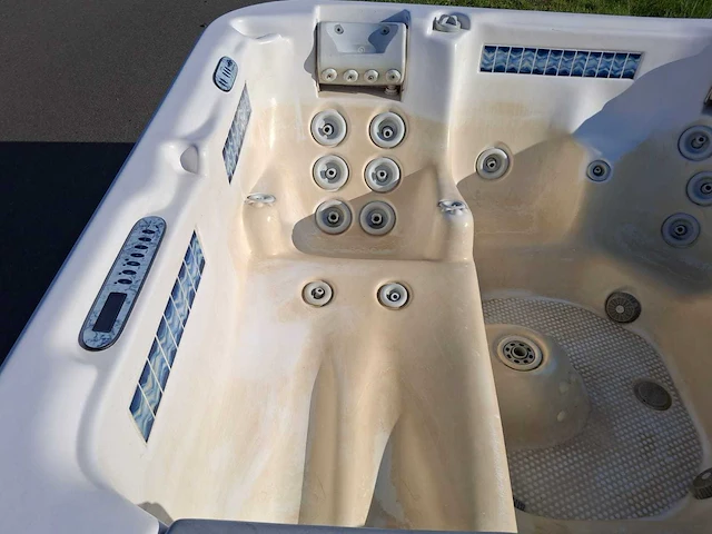 Demension one amerikaanse 6 persoons jacuzzi en buitenspa - afbeelding 3 van  26