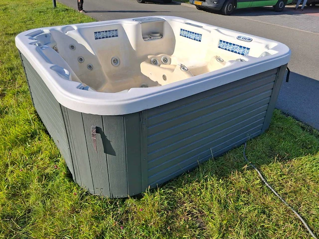 Demension one amerikaanse 6 persoons jacuzzi en buitenspa - afbeelding 17 van  26