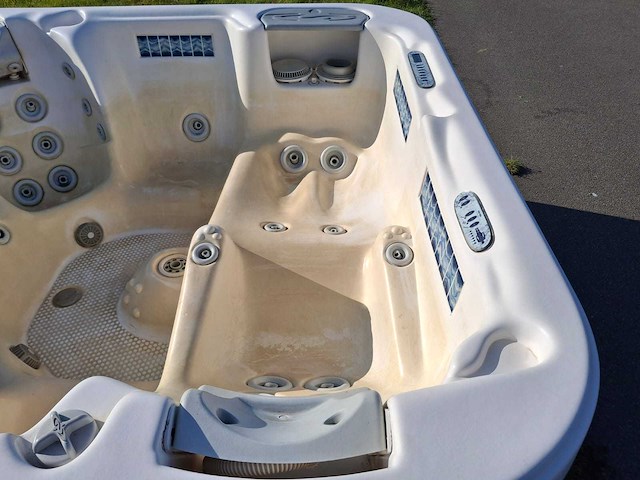 Demension one amerikaanse 6 persoons jacuzzi en buitenspa - afbeelding 7 van  26