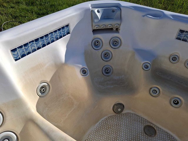 Demension one amerikaanse 6 persoons jacuzzi en buitenspa - afbeelding 11 van  26