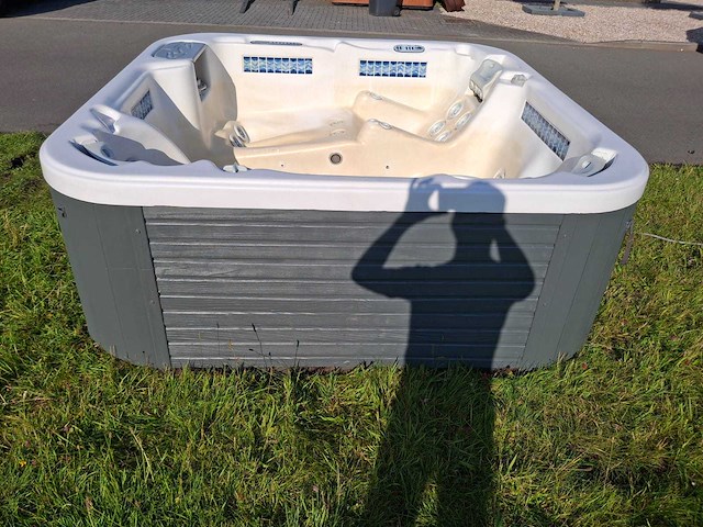 Demension one amerikaanse 6 persoons jacuzzi en buitenspa - afbeelding 16 van  26
