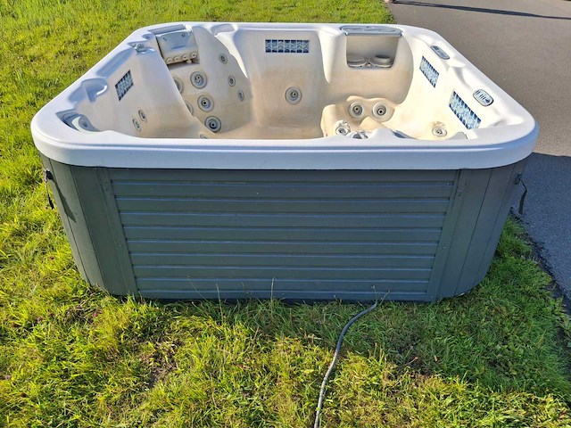 Demension one amerikaanse 6 persoons jacuzzi en buitenspa - afbeelding 18 van  26