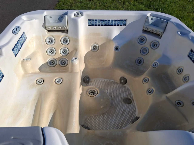 Demension one amerikaanse 6 persoons jacuzzi en buitenspa - afbeelding 2 van  26