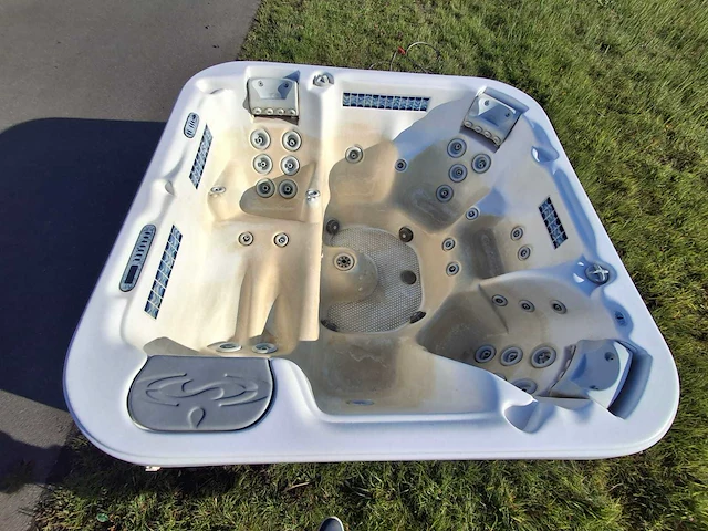 Demension one amerikaanse 6 persoons jacuzzi en buitenspa - afbeelding 1 van  26
