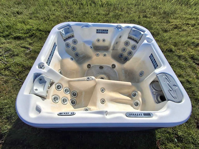 Demension one amerikaanse 6 persoons jacuzzi en buitenspa - afbeelding 20 van  26