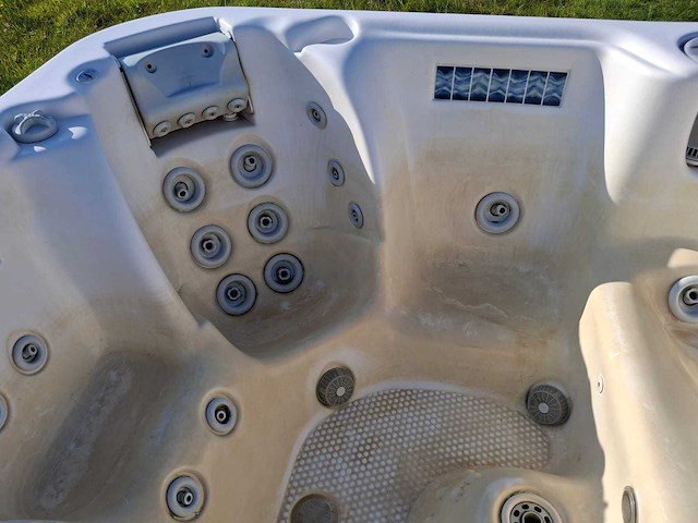 Demension one amerikaanse 6 persoons jacuzzi en buitenspa - afbeelding 16 van  26