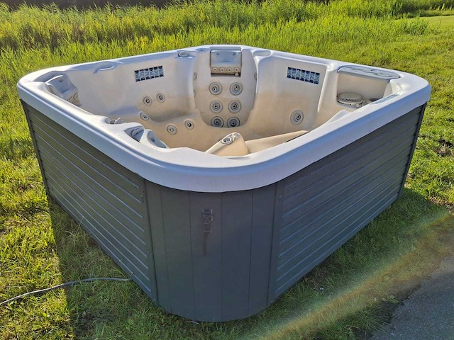 Demension one amerikaanse 6 persoons jacuzzi en buitenspa - afbeelding 19 van  26