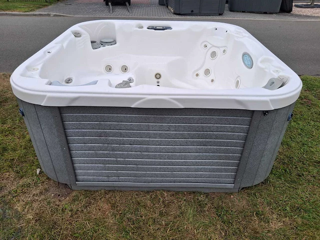 Demension one spa 5 persoons amerikaans jacuzzi en buitenspa - afbeelding 18 van  31