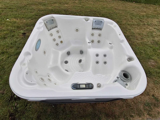 Demension one spa 5 persoons amerikaans jacuzzi en buitenspa - afbeelding 1 van  31