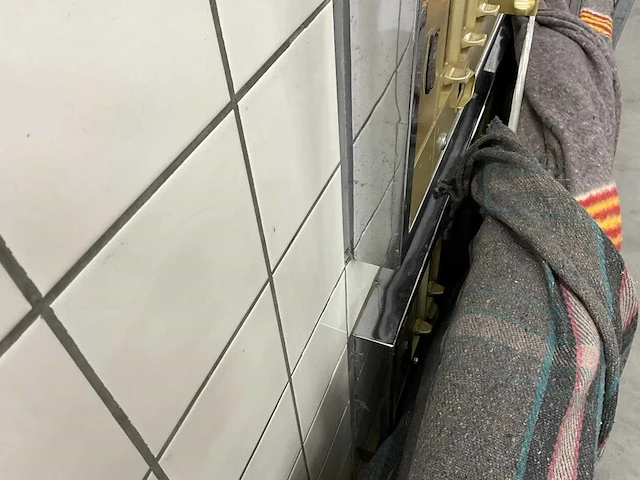 Demontabele snackautomatiek in tegelwand - afbeelding 9 van  11